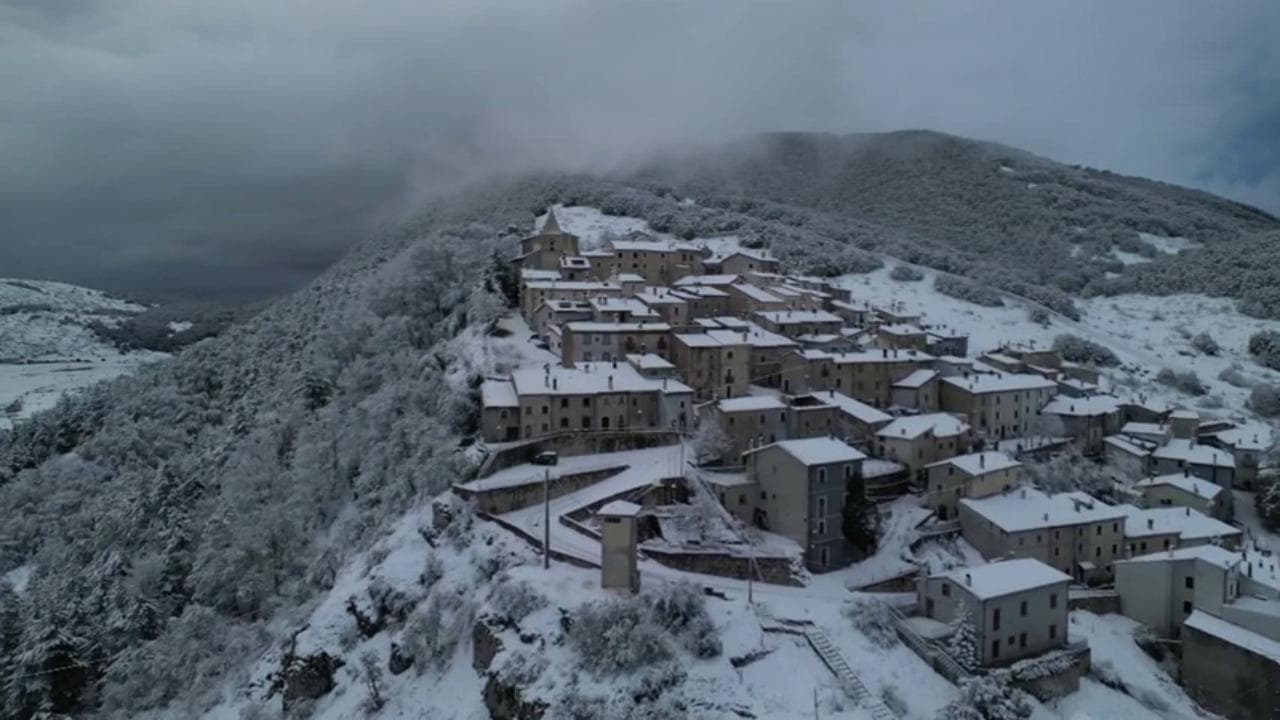 Abruzzo, freddo e temperature sottozero: il borgo di Rovere si risveglia sotto la neve