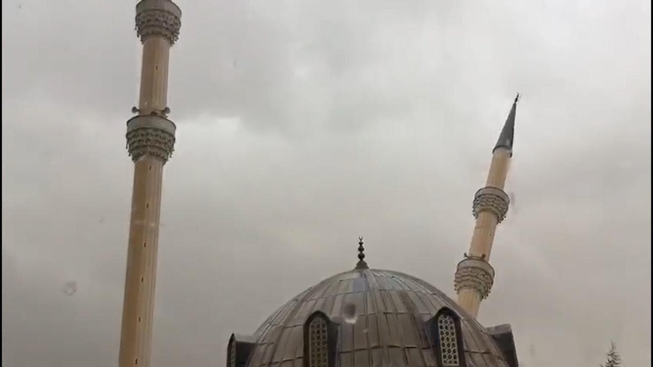 Turchia, tempesta di vento a Cankiri: le raffiche fanno crollare il minareto di una moschea
