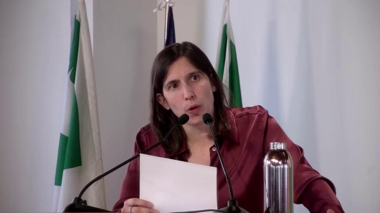 Pd, Elly Schlein annuncia la propria candidatura alle Europee: "Se vinciamo noi, l'alternativa è già domani"