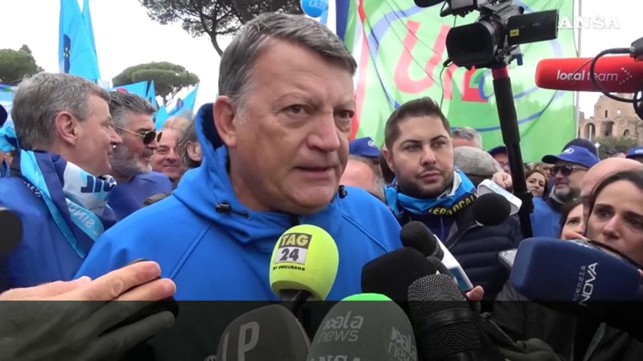 Corteo dei sindacati a Roma, il segretario della Uil Pierpaolo Bombardieri: "Il Paese reale ha bisogno di risposte"