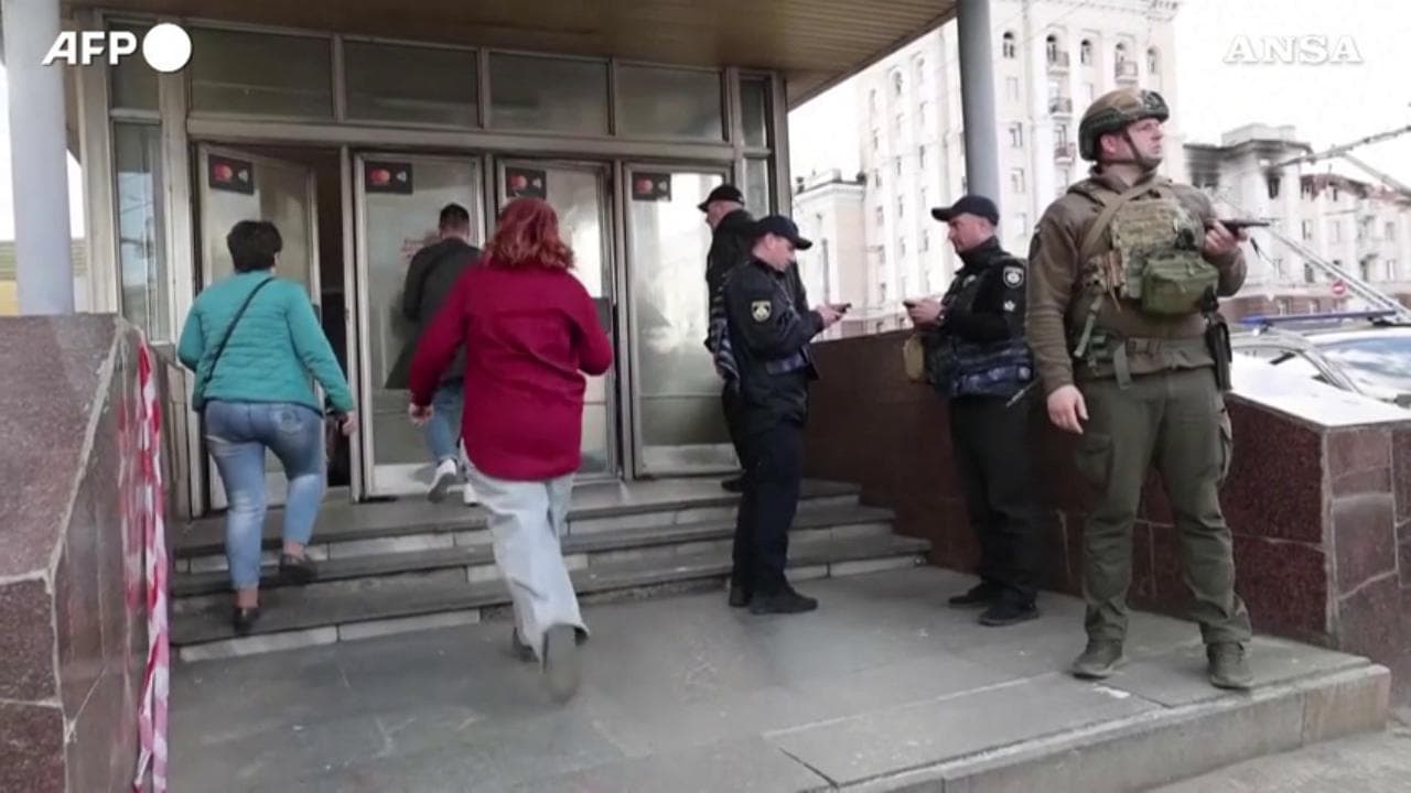 Dnipro, suonano le sirene antiaeree: gli abitanti si rifugiano nella metropolitana
