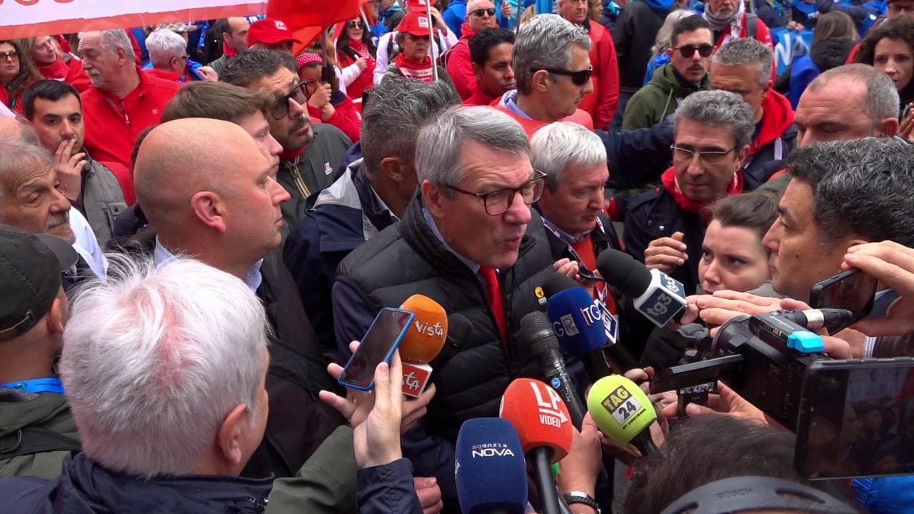 Corteo Cgil-Uil a Roma, Landini: "L'autonomia differenziata è una follia pura"
