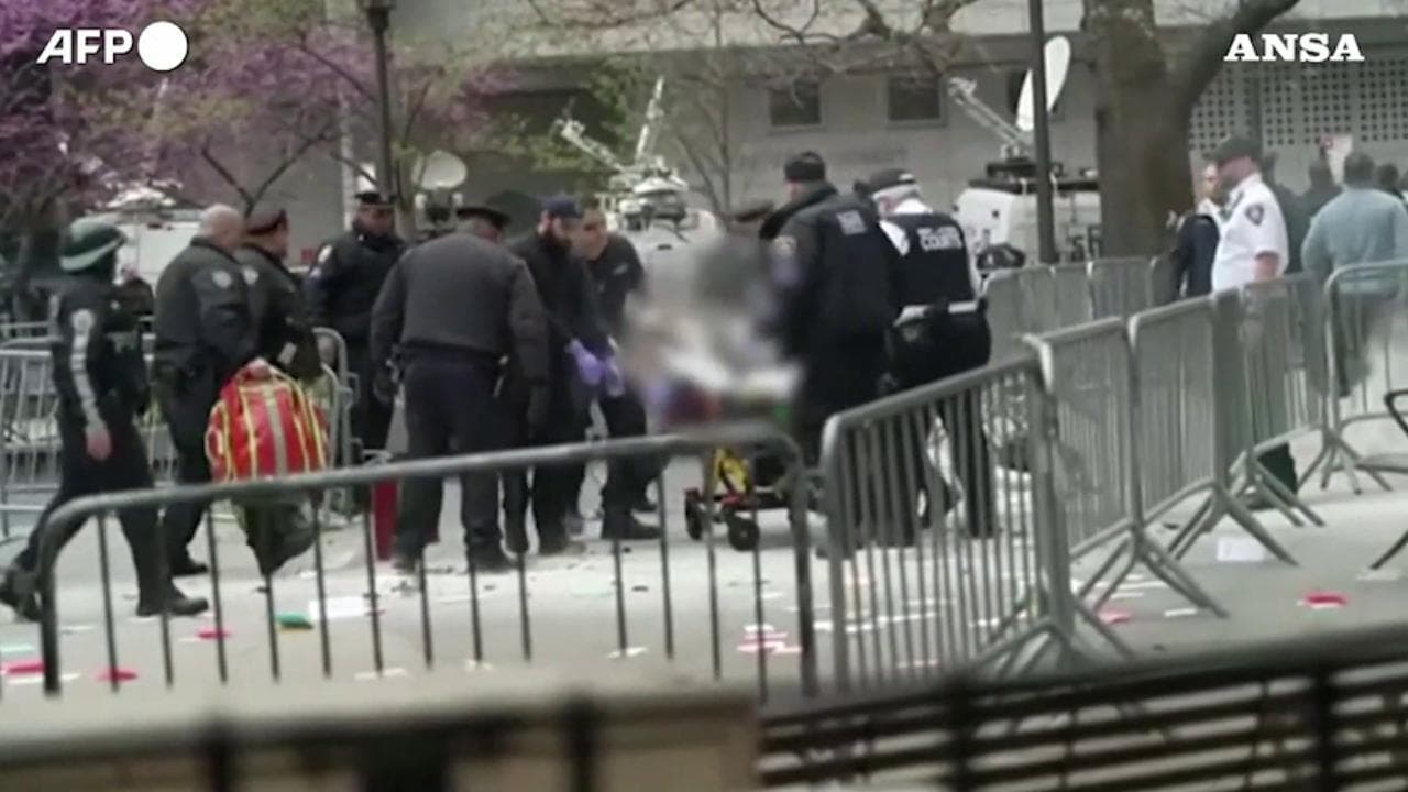 New York, cospirazionista si dà fuoco davanti al tribunale durante il processo a Trump