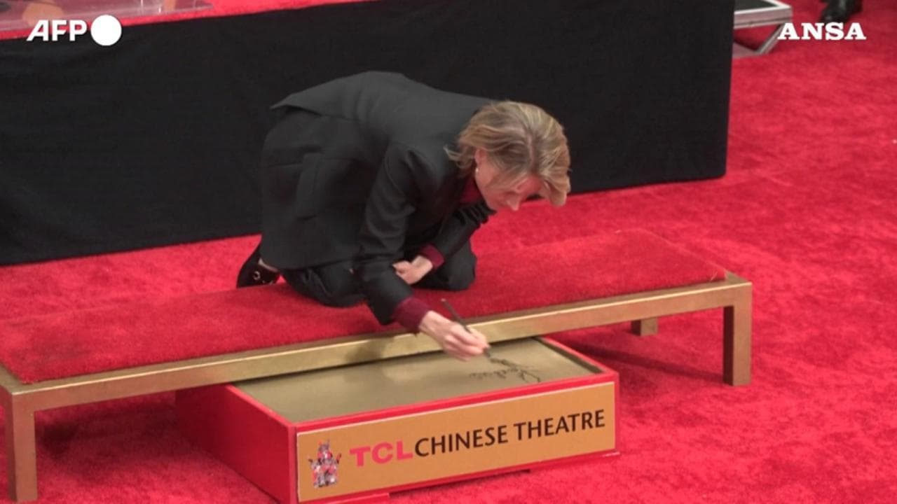 Los Angeles, Jodie Foster lascia le sue impronte nel cemento sull'Hollywood Boulevard