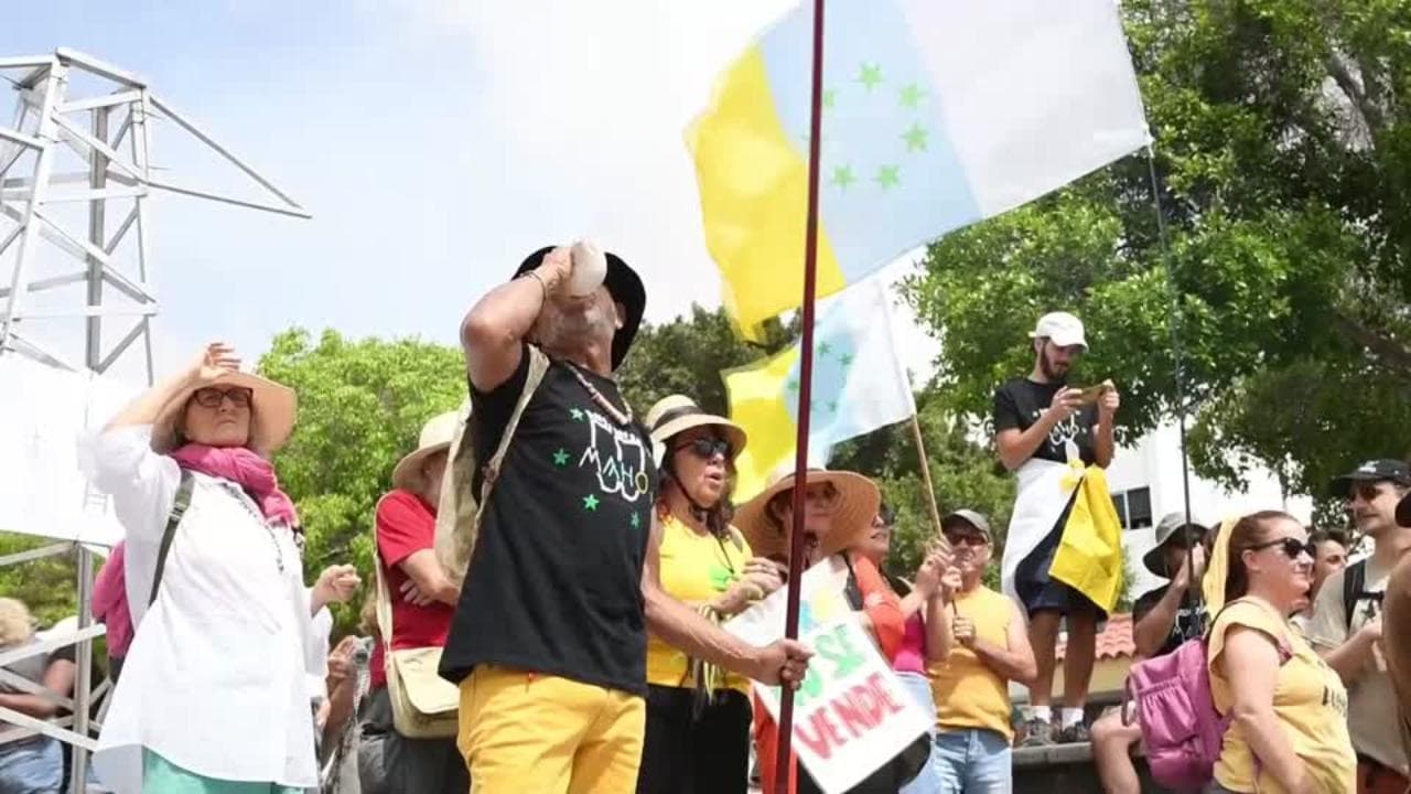 "Le Canarie non sono in vendita", decine di migliaia di residenti dell'arcipelago spagnolo in piazza contro il turismo di massa