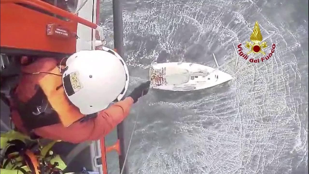 Venezia, salvato dai vigili in elicottero il velista ferito spinto al largo dal vento