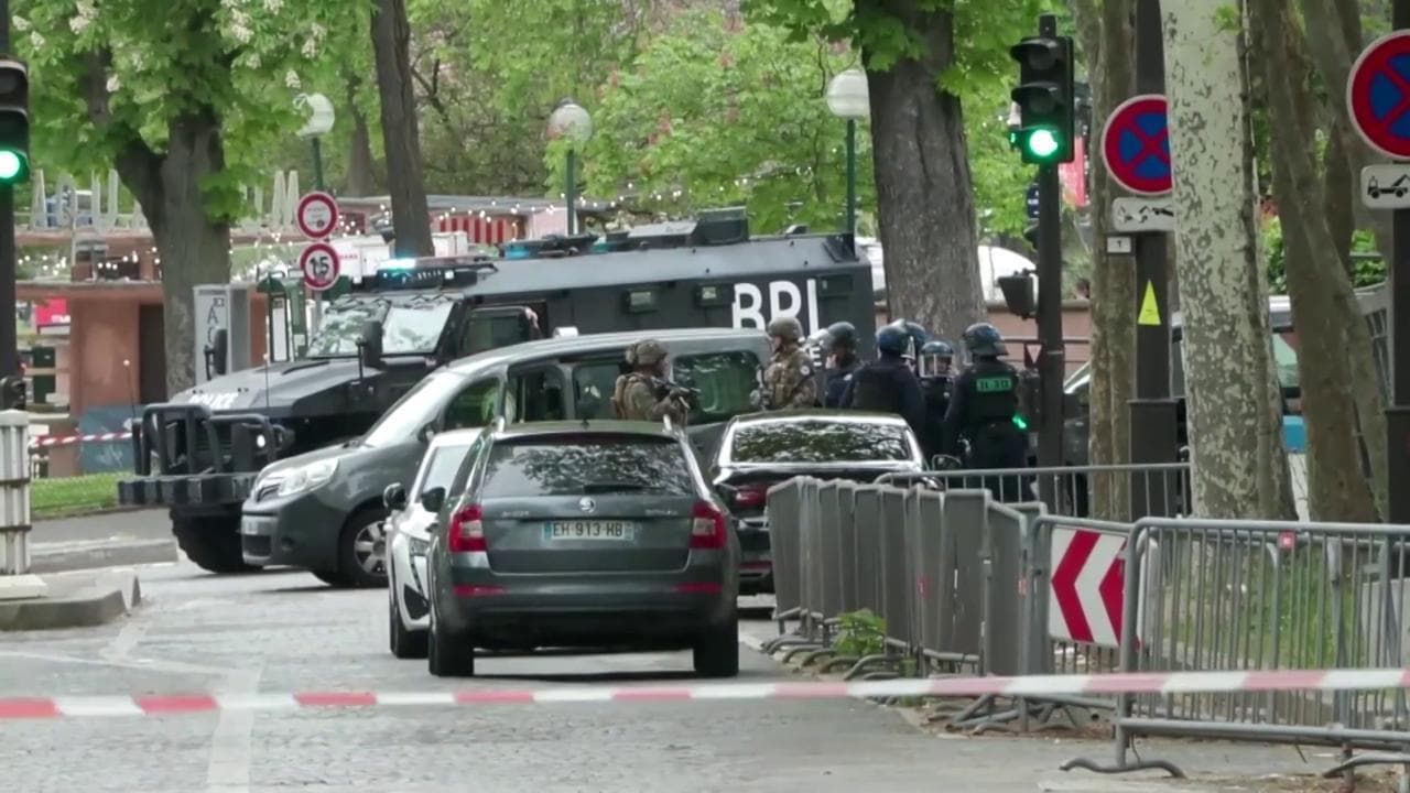 Parigi, le forze speciali circondano il consolato iraniano dove un uomo minacciava di farsi esplodere