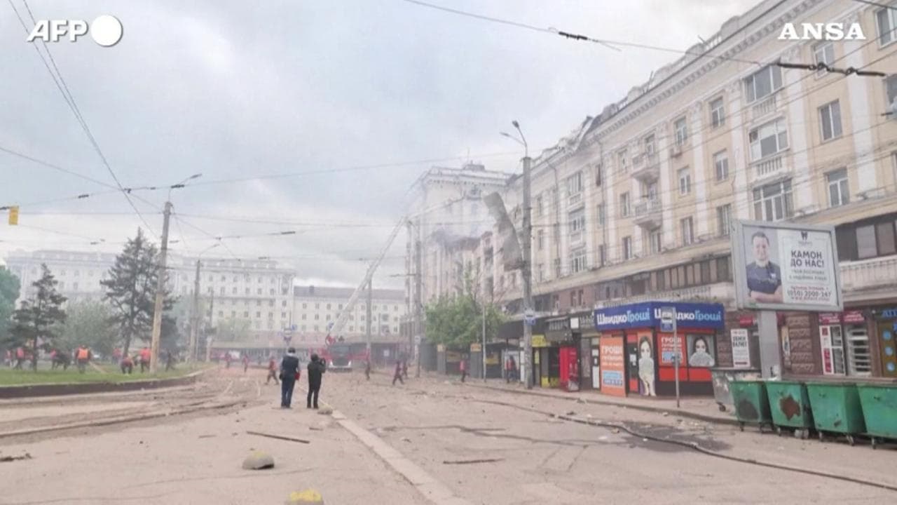 Ucraina, raid russo nella notte su Dnipro: diversi morti e oltre dieci i feriti