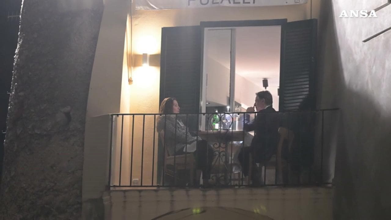 Capri, Blinken festeggia il compleanno della moglie: cena a lume di candela sul terrazzo con vista sul Golfo e i faraglioni