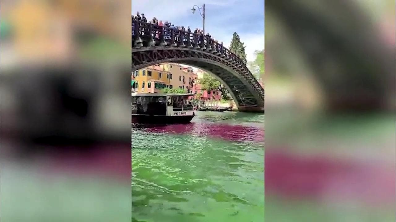 A Venezia, il Canal Grande diventa verde e rosso: fermati due francesi