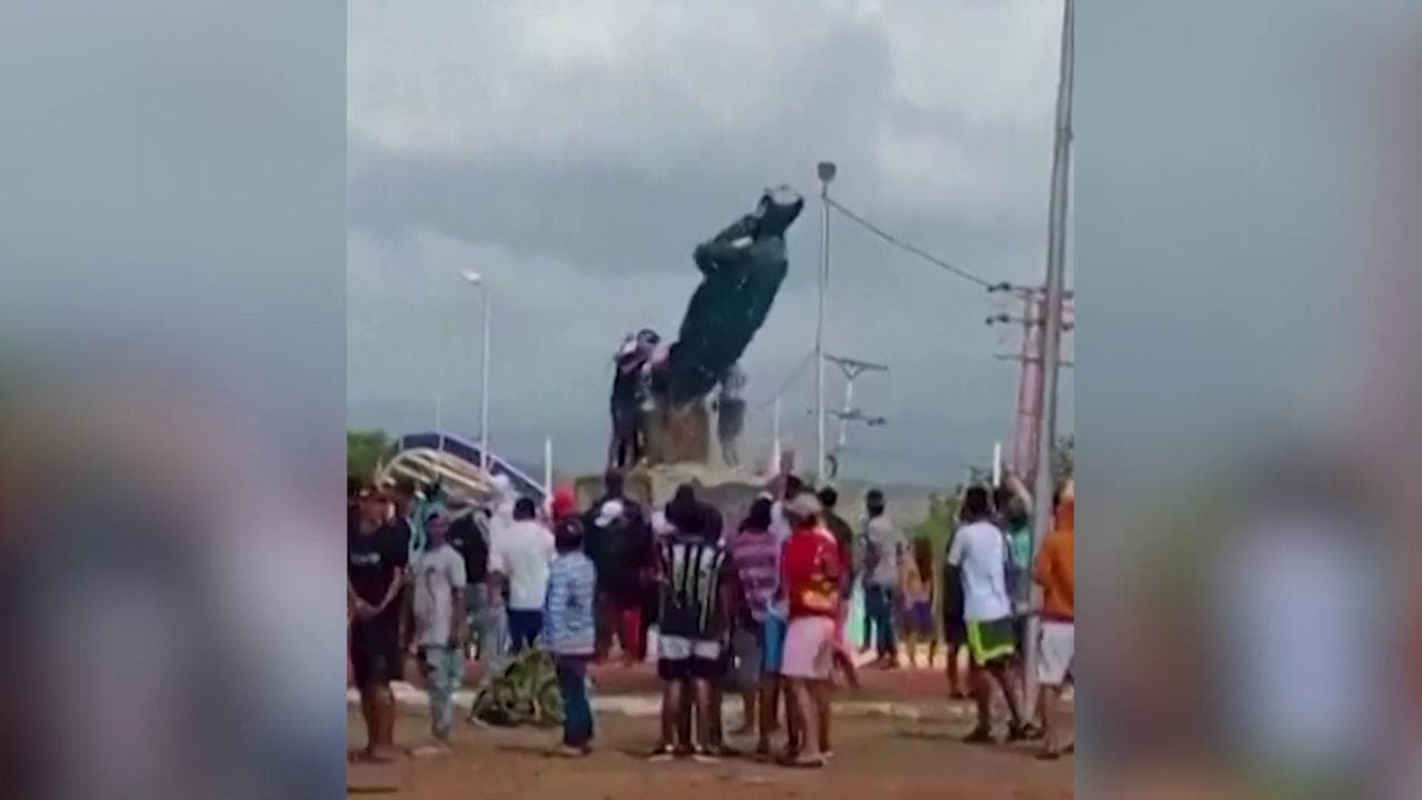 Venezuela, manifestanti dell'opposizione abbattono una statua di Hugo Chávez