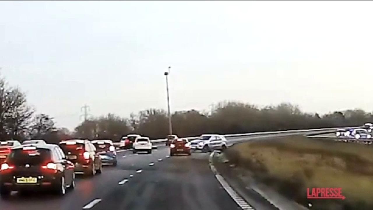 Contromano in autostrada a 160 km/h e con un bambino a bordo: il video della polizia