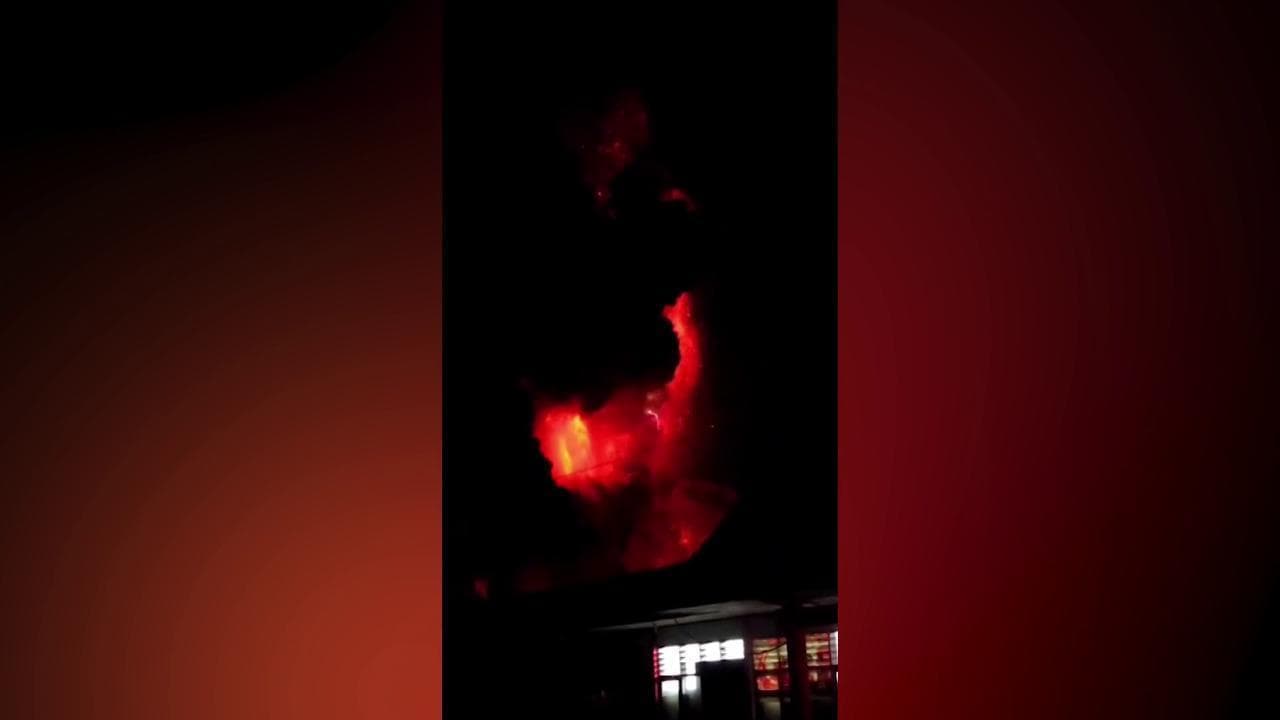Indonesia, allarme per l'eruzione del vulcano Ruang: chiuso l'aeroporto di Manado, evacuate 11mila persone