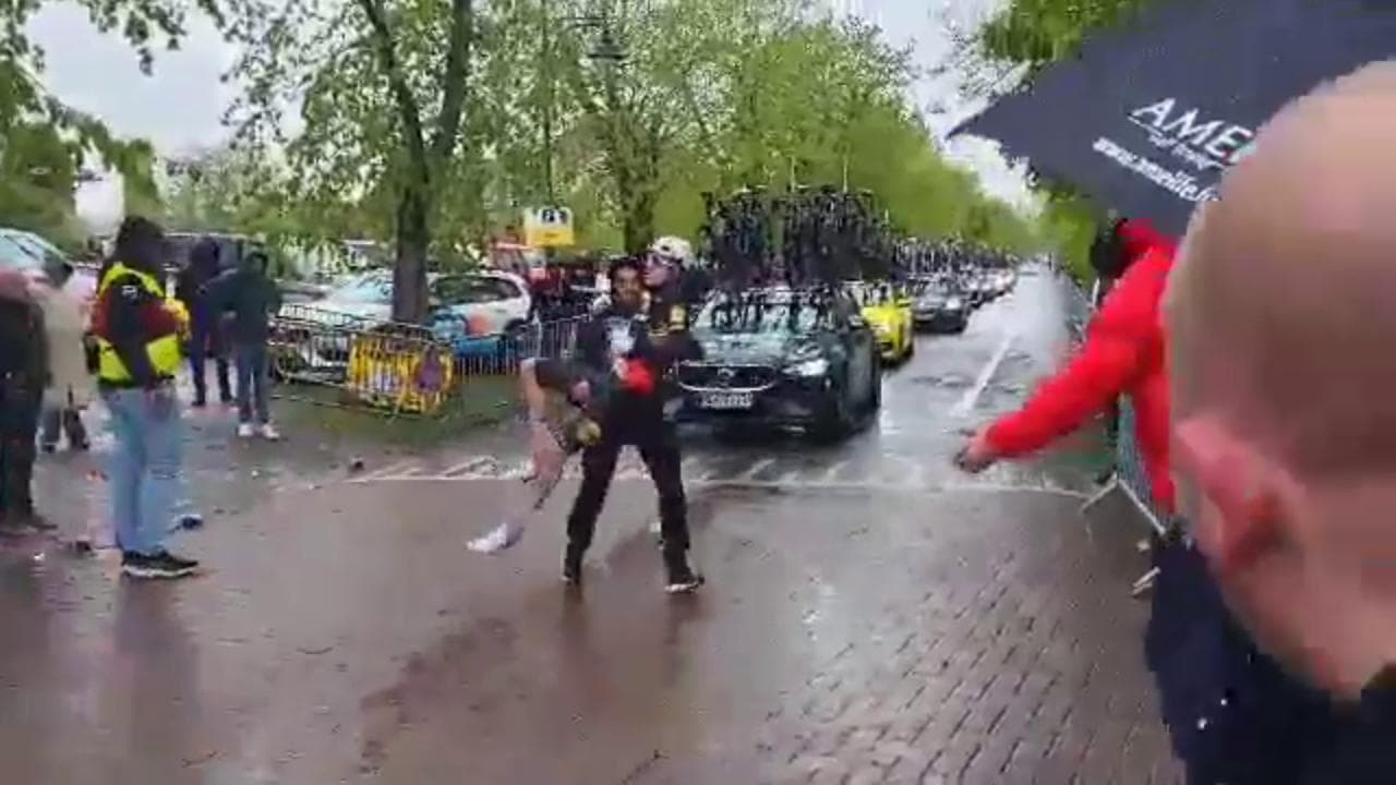 L'ipotermia colpisce il ciclista danese Skjelmose: soccorso, non riesce a smettere di tremare