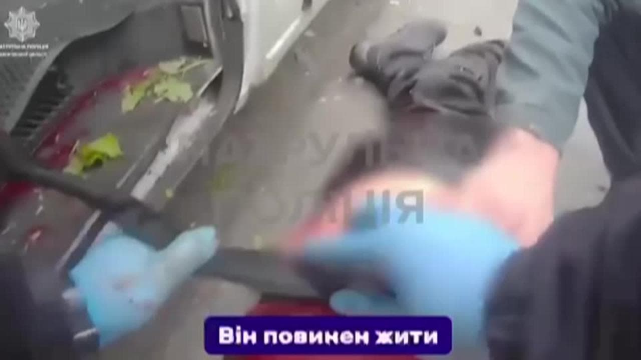 Ucraina, la Russia lancia missili su Chernihiv: il soccorso di un ferito