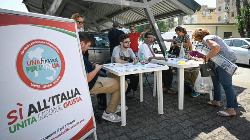 A Napoli un banchetto per la raccolta firme per il referendum contro l'Autonomia differenziata
