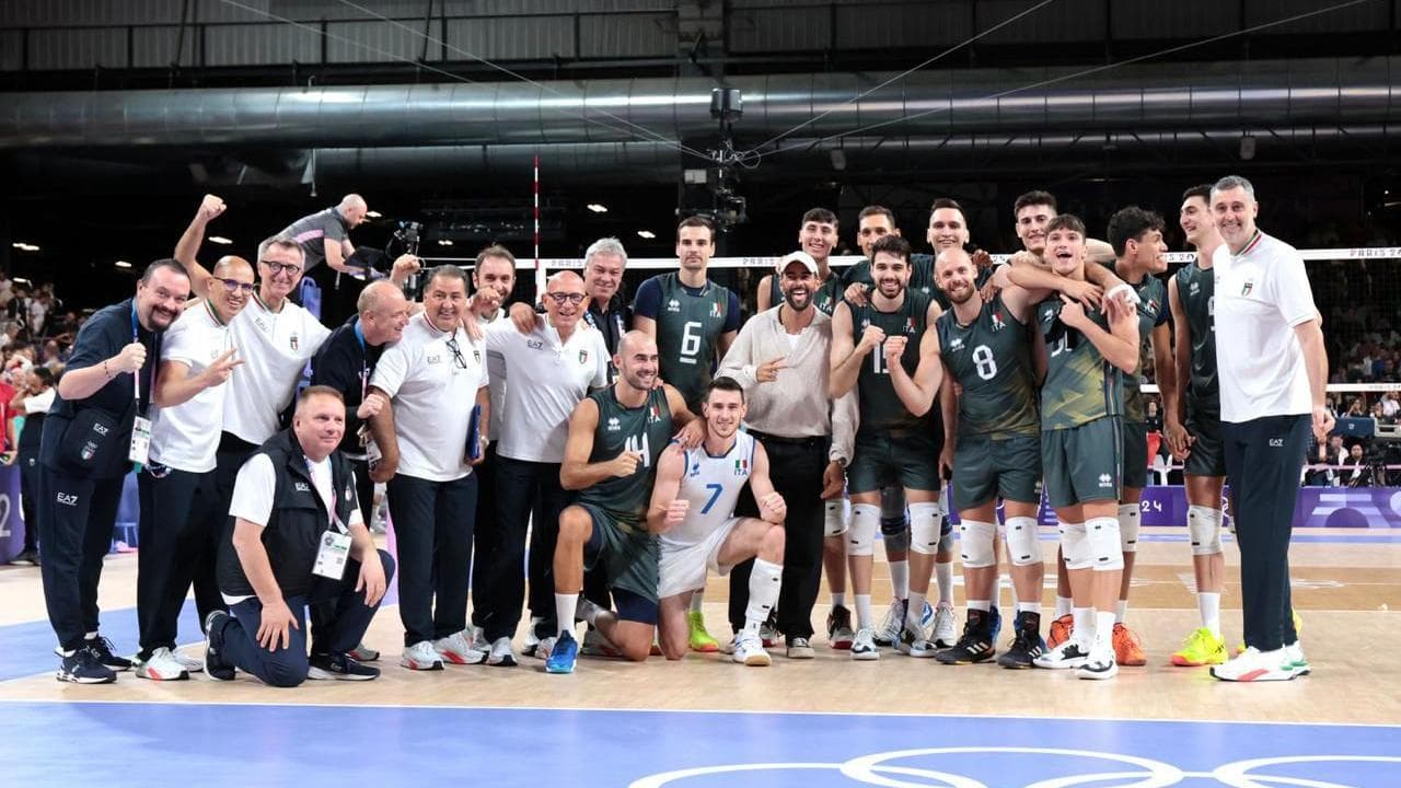 Mengoni con la nazionale di volley (Tarantini per Fipav)