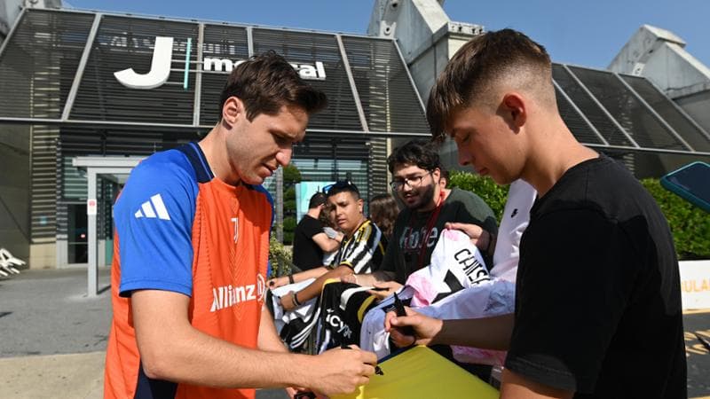 Federico Chiesa firma autografi ai tifosi
