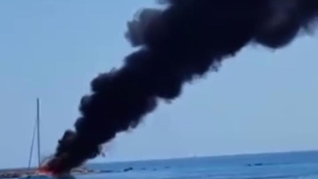 Catamarano a fuoco in Sardegna: la colonna di fumo davanti alla spiaggia di Porto Ottiolu