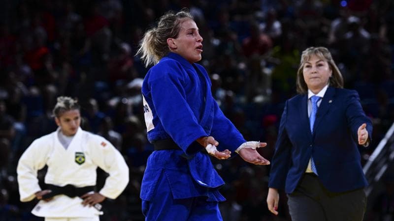 La  judoka azzurra, Odette Giuffrida, con l'arbitro della Romania Rou Babiuc  che ha diretto alle Olimpiadi  in svolgimento a Parigi semifinale e finale terzo posto, 28 luglio 2024./// Italian judoka Odette Giuffrida with Romanian referee Rou Babiuc who officiated the semi-final and third place final at the Olympic Games taking place in Paris, France, 28 July 2024.  ANSA / CIRO FUSCO