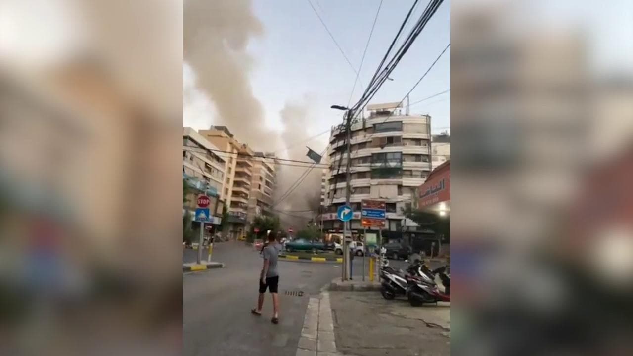 Palazzi sventrati e urla di terrore: nelle strade di Beirut dopo il raid israeliano