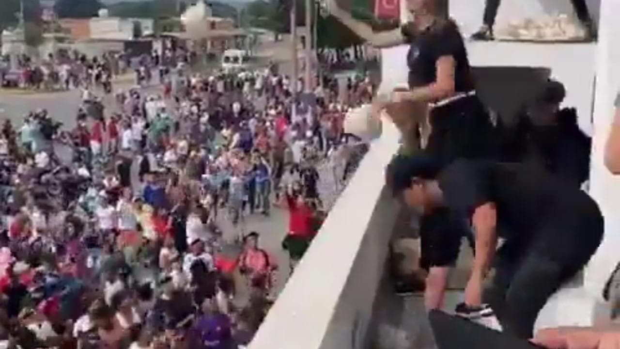 Una panificio in Venezuela regala il pane ai manifestanti contro Maduro