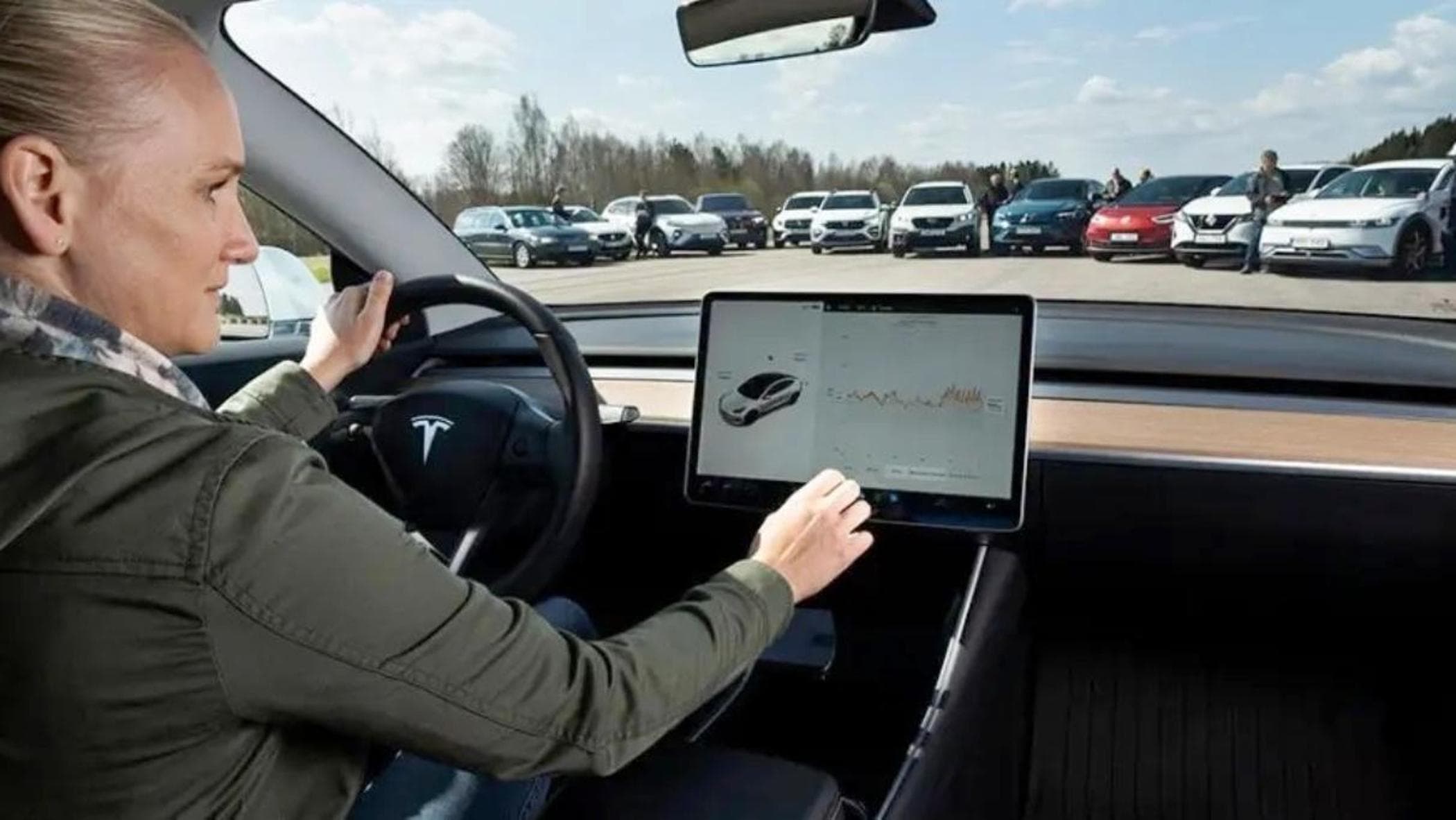 運転中に気が散りすぎる: タッチスクリーンが非難を浴びている、今度は物理的なコントロールが復讐する時だ。その理由はここにある