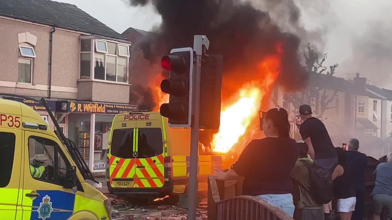 Scontri violenti a Southport dopo gli accoltellamenti di tre bambine: furgone della polizia in fiamme