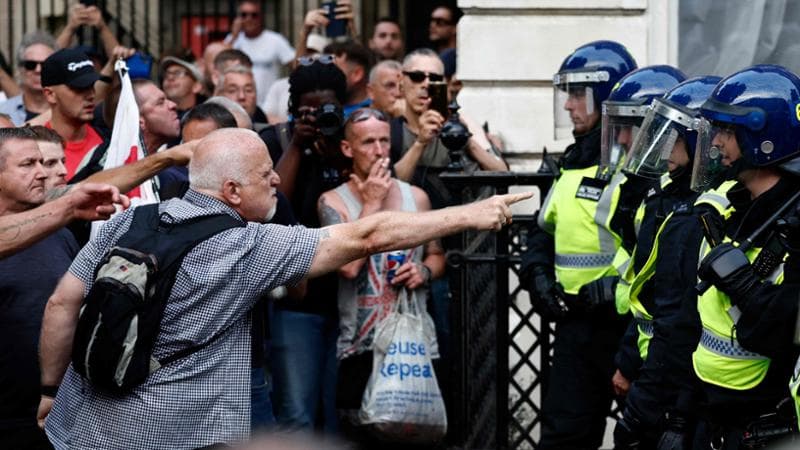 Accoltellamenti Southport, estremisti di destra all’attacco: 100 arresti. “Fake news legate alla Russia”