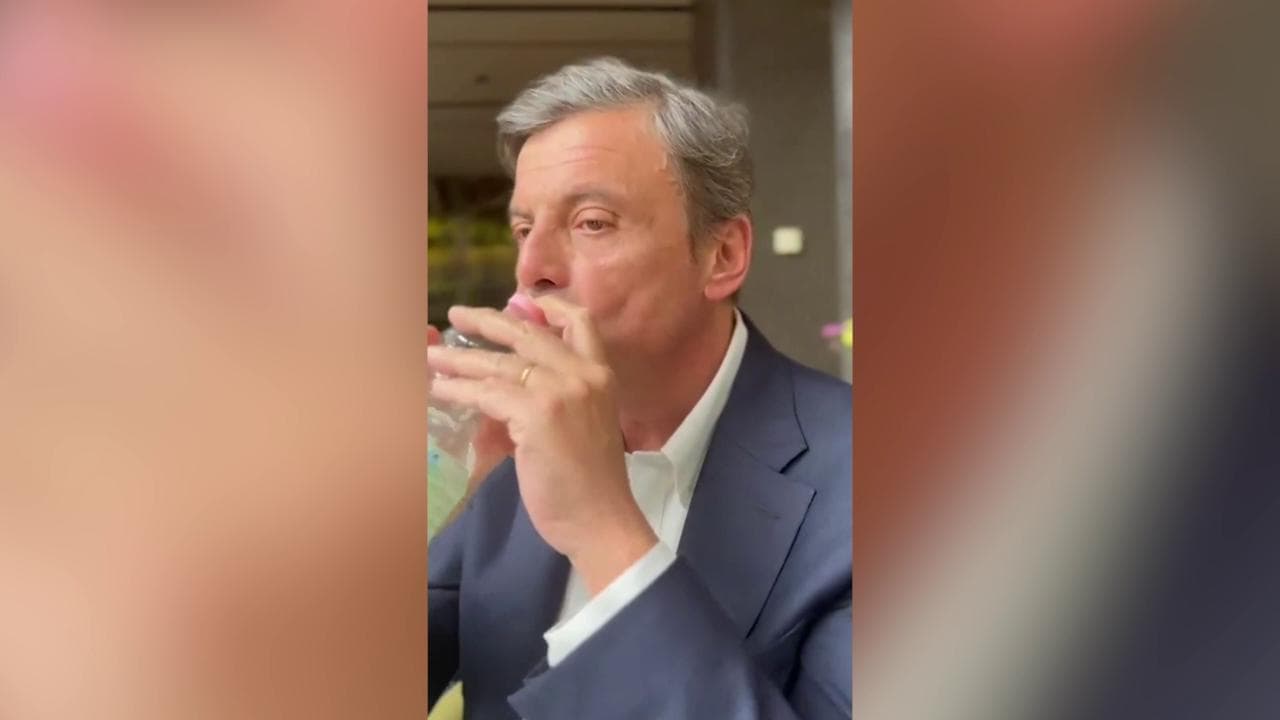 Europee, lo sfottò di Calenda al "tappo" di Salvini: "Mettilo di lato e bevi, non è difficile"