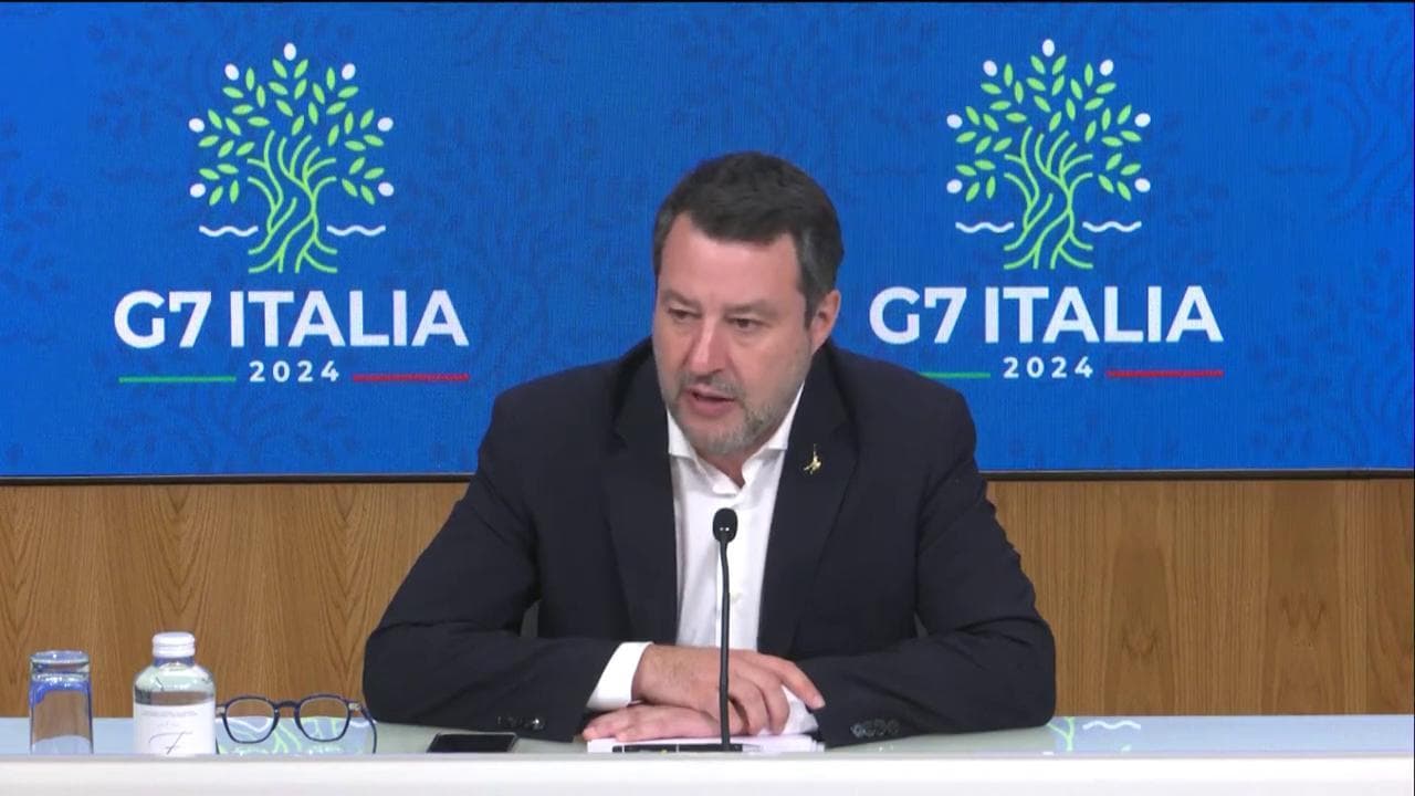 Europa, Salvini: "Non voterò mai von der Leyen, ha fatto danni peggio della grandine. Macron? Un guerrafondaio"