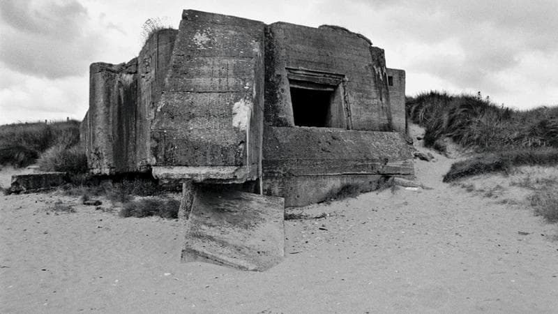 Un bunker&nbsp;della linea&nbsp; di difesa tedesca&nbsp;a Utah Beach dove avvenne lo sbarco&nbsp; degli Alleati&nbsp;in Normandia durante&nbsp;la Seconda guerra mondiale:&nbsp;il cosiddetto D-Day (Photo by Z&ouml;llner/ullstein bild via Getty Images)
