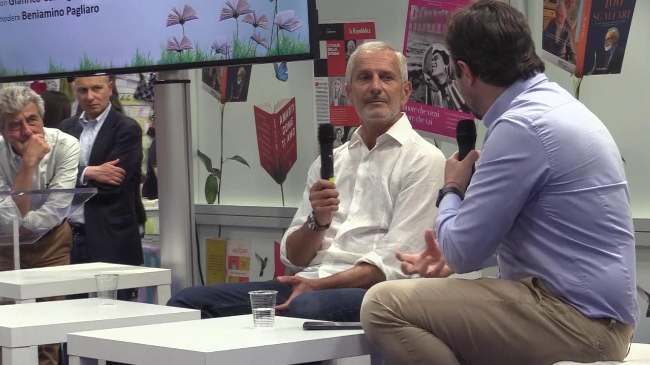 Carofiglio: "La politica che propone verità assolute ai cittadini è come un culto"