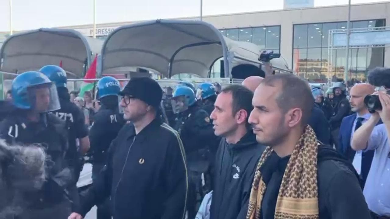 Proteste pro Palestina al Salone del Libro, Zerocalcare raggiunge i manifestanti