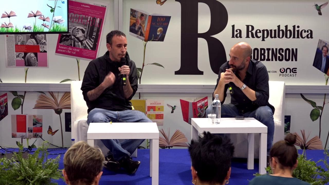 Arena Robinson - Zerocalcare: il fumetto, dalle carceri ungheresi col caso Salis ai tormenti dei padri