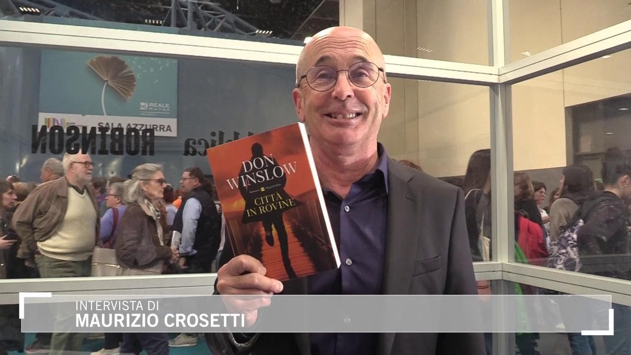 Don Winslow all'Arena Robinson: "Lottiamo insieme per impedire il ritorno di Trump, sennò la democrazia Usa non ci sarà più"