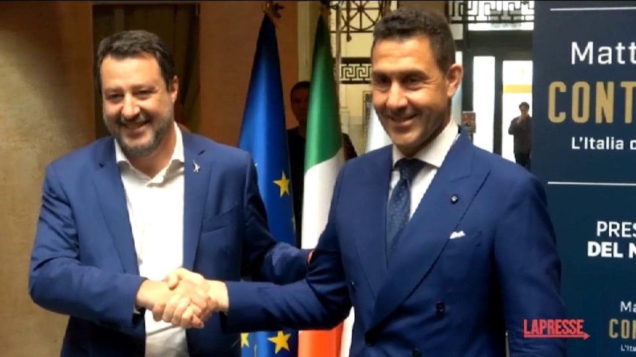 "Più a destra non si può": il siparietto tra Salvini e Vannacci durante le foto