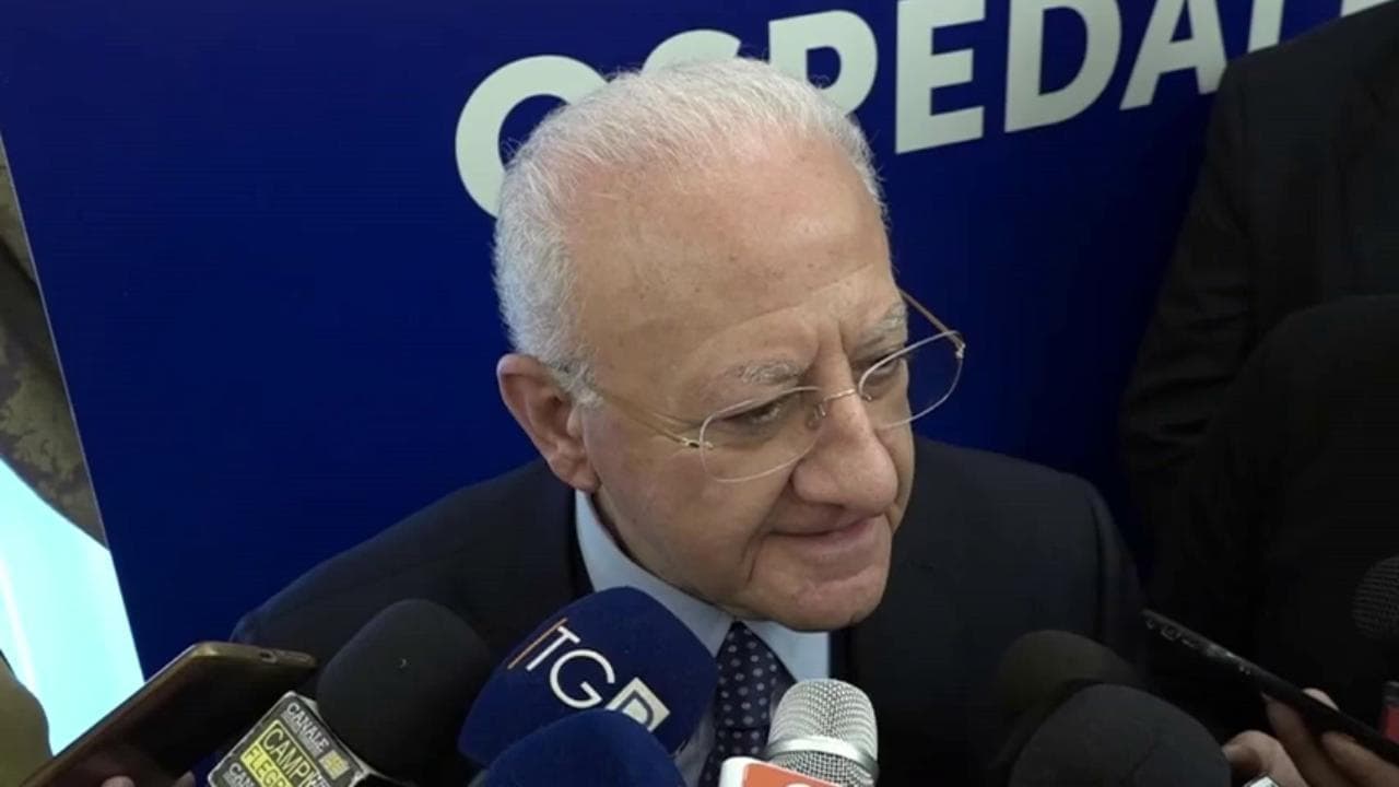 De Luca su Meloni: "Leonardo si chiamava con il nome. Da brividi manager di Stato con la maglietta FdI"