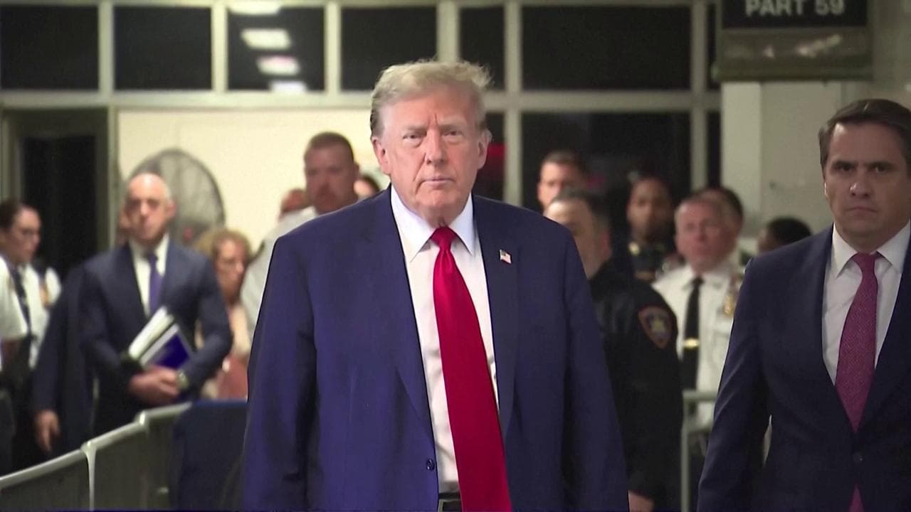 Trump in tribunale a New York per il caso dei soldi alla pornostar: "È un attacco all'America"