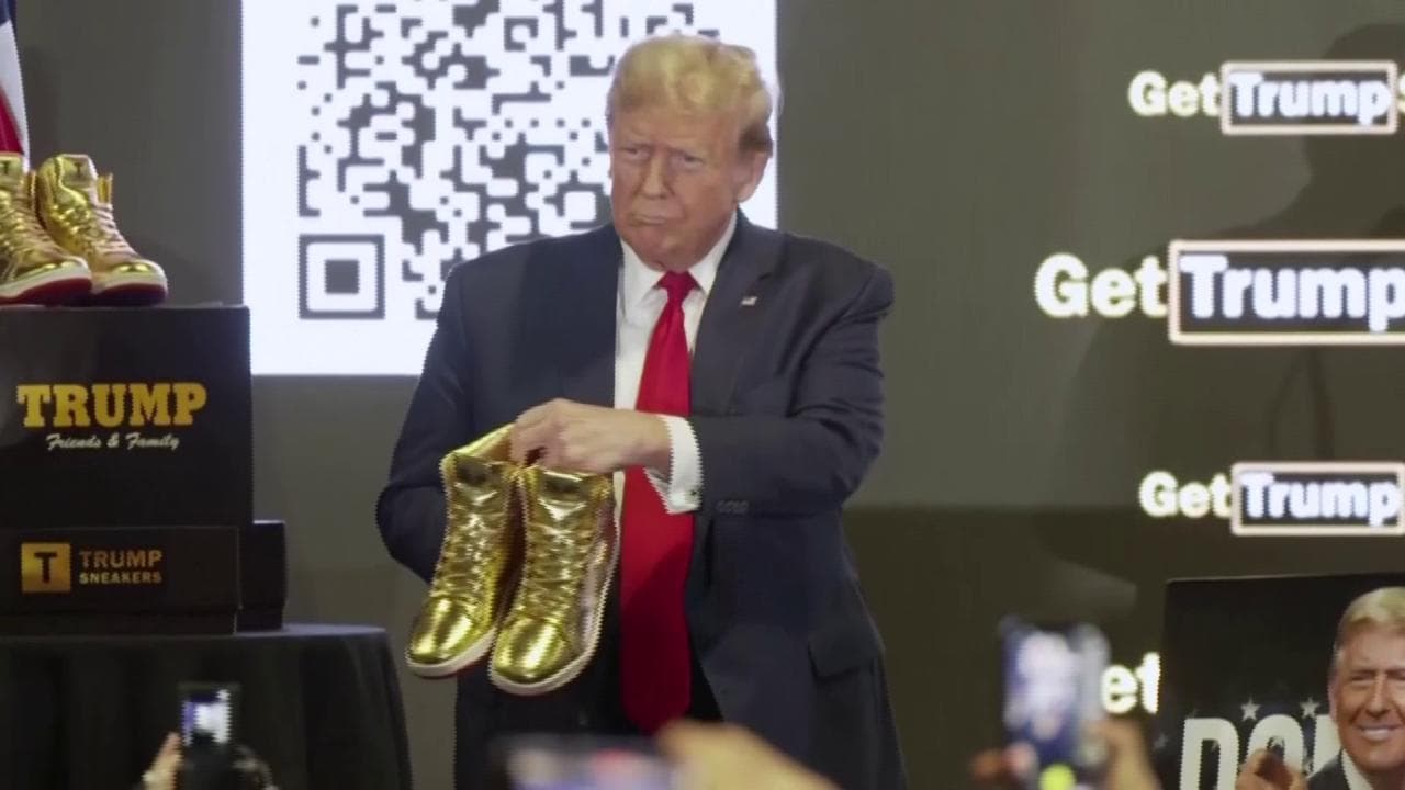 Trump presenta la sua linea di sneaker da 399 dollari sommerso dai fischi