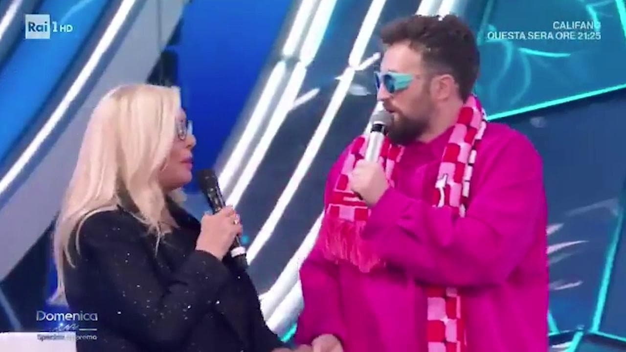 Dargen D'Amico parla di immigrazione e Mara Venier lo ferma: "Non abbiamo tempo". Poi il fuorionda con i giornalisti