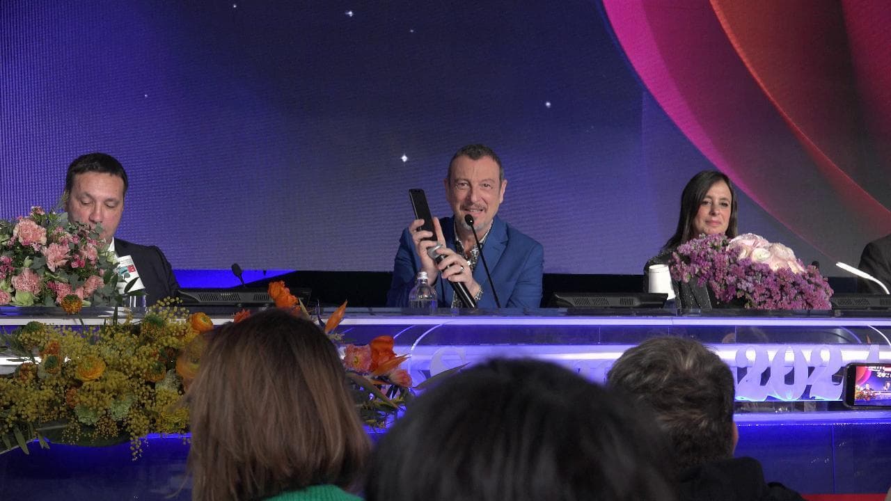 Sanremo, Amadeus chiama al telefono Fiorello: "Ci siamo meritati i complimenti"