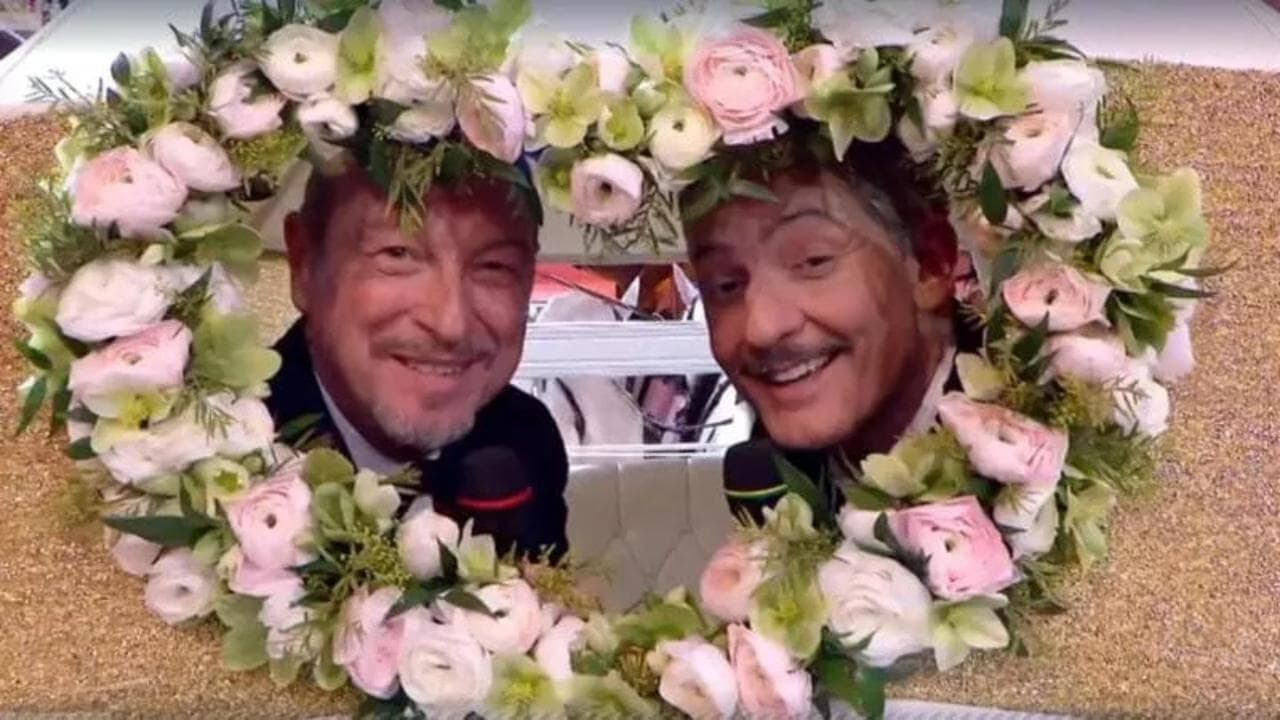 Amadeus e Fiorello lasciano l'Ariston a bordo di una carrozza come in "Cenerentola": il video