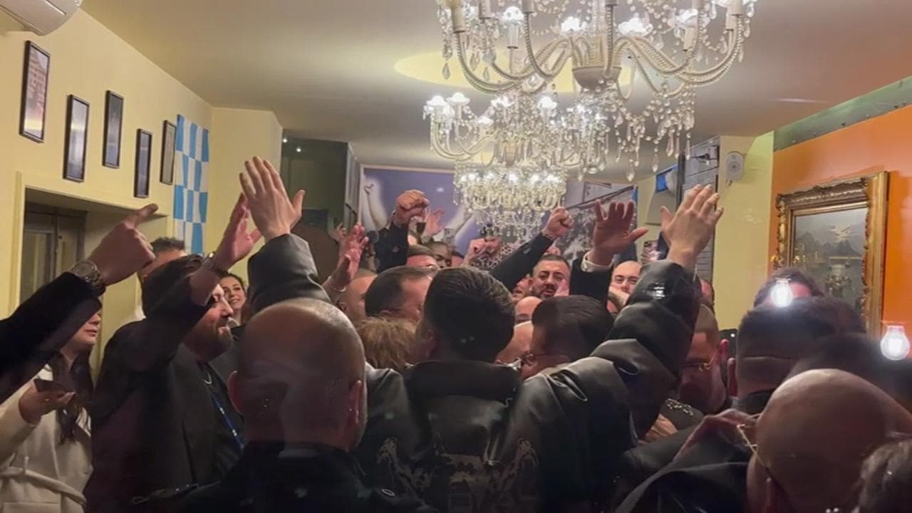 Geolier festeggia il secondo posto con la famiglia in pizzeria: accolto da cori da stadio