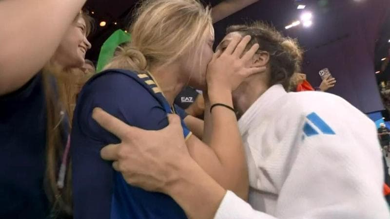 Alice Bellandi bacia la fidanzata dopo l'oro nel judo