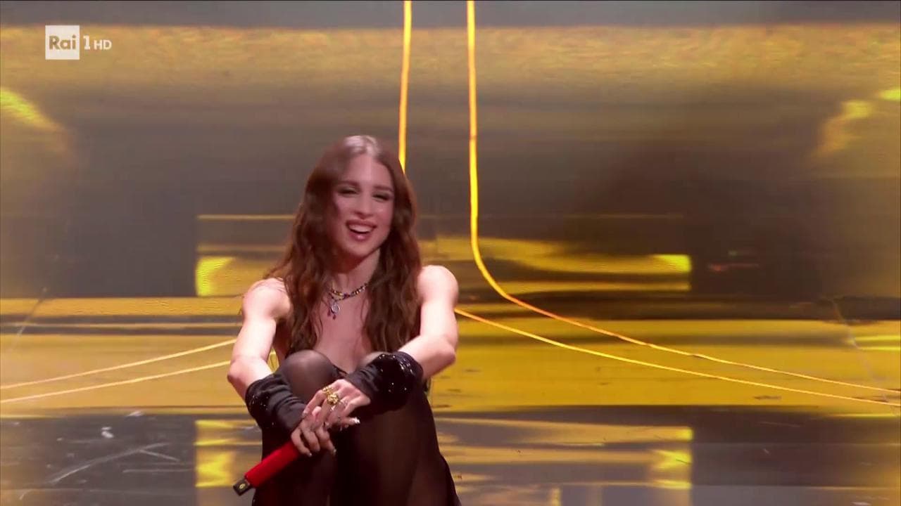 Angelina Mango cade sul palco dell'Ariston: risate, scuse e standing ovation