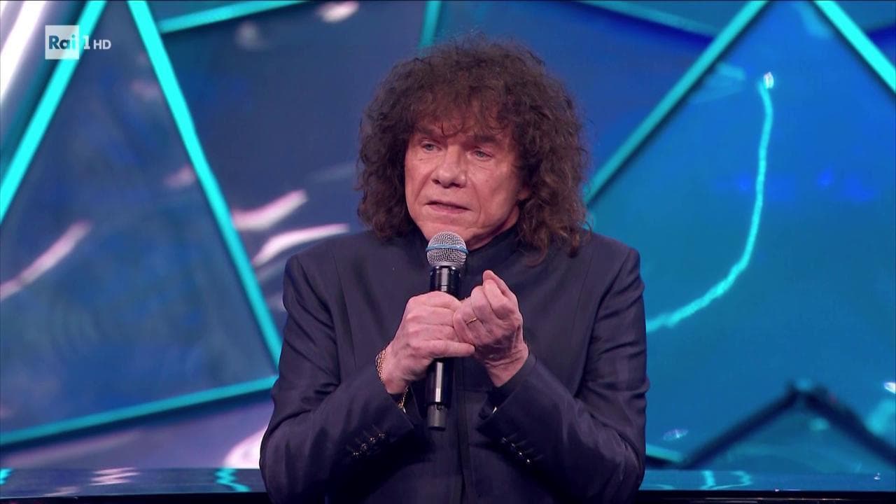 Standing ovation per Cocciante: il maestro canta a cappella "Vivere per amare"