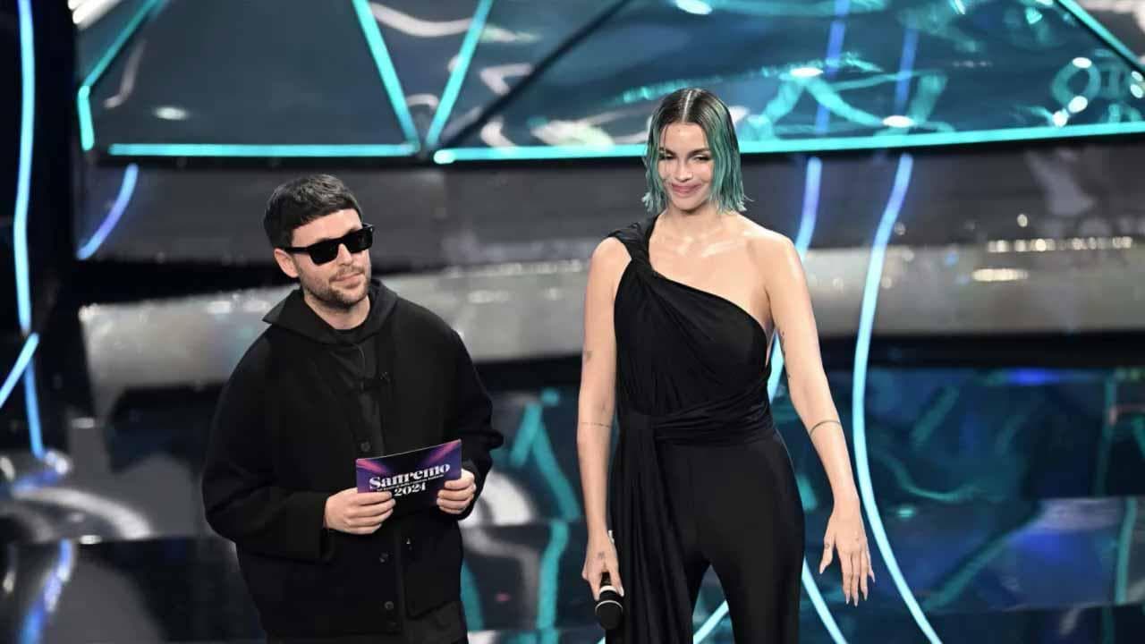 Sanremo 2024, molti artisti con le matite in mano sul palco. Ecco perché