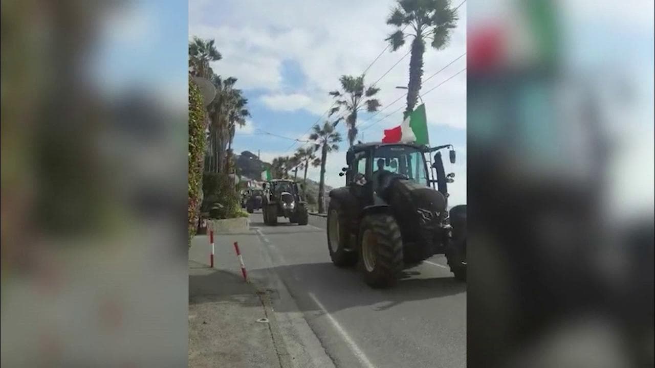 La protesta dei trattori a Sanremo: sette mezzi provenienti da Melegnano marciano verso il centro