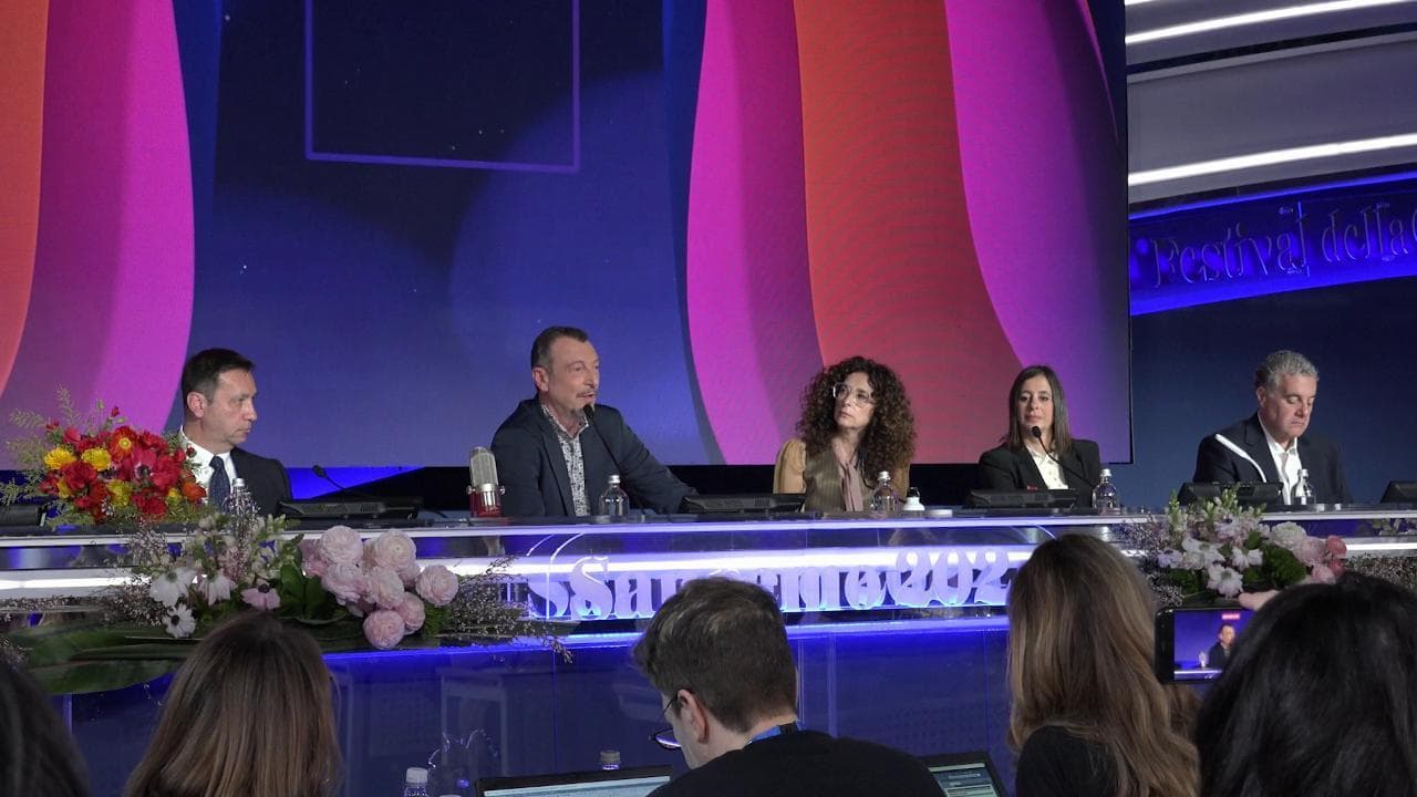 Sanremo, Amadeus innervosito su Travolta e il ballo del qua qua: "Stiamo creando un caso che non c'è, lui sapeva tutto"